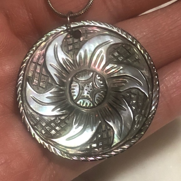 𝅺vtg Black Abalone Carved Flower Medallion Pendant Sterling Snake Chain 18” - Picture 5 of 8